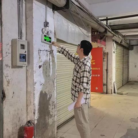 新东家·网格在线||双线并举查隐患，双向发力护平安