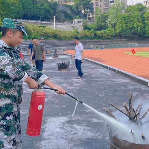 消防演练   安全同行——泸溪一中开展新生军训消防应急演练活动