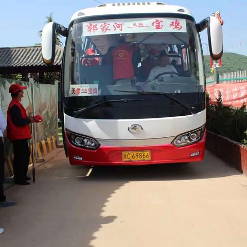 两亭敬老院组织特困老人去酒房镇万家城村看戏——回乡探亲