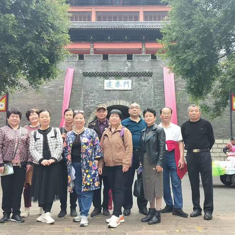 发小故地重游情谊深