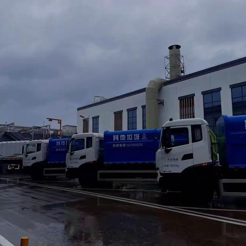 垃圾清运驾驶员坚守岗位  诠释“劳动最美”