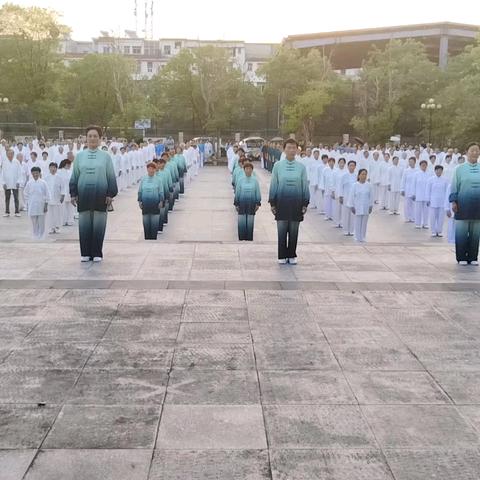 万年县老年人体育协会庆祝党的二十大“三中”全会胜利召开暨国家“全民健身日”活动