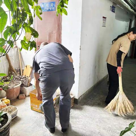 钟楼社区联合中行家属院新中物业办开展环境卫生整治