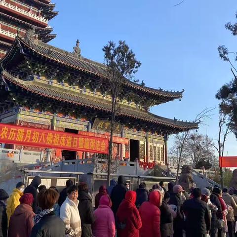 腊八飘香龙化寺 喝粥祈福献爱心