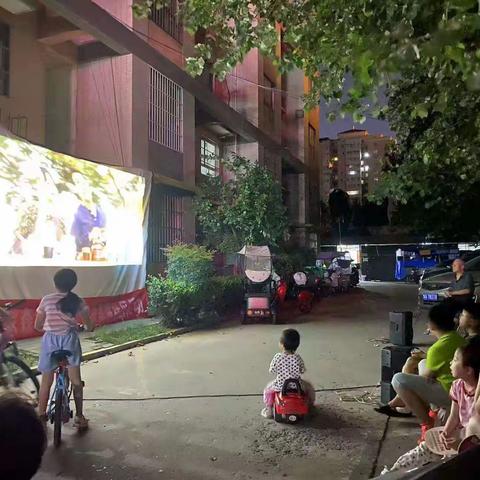 新时代文明实践站  ||   公益电影进社区 点亮群众夜生活