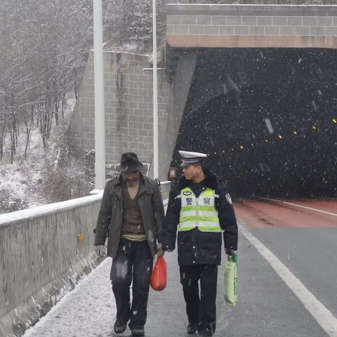 雪天七旬老汉误入高速路   巡逻民警暖心护送及时归