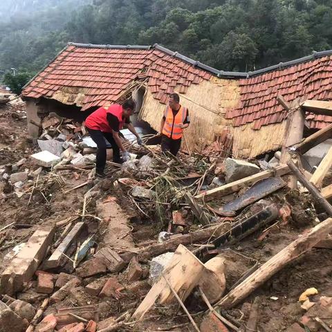 莱芜区大王庄镇：四合街村民兵连紧急驰援石屋子村救灾一线 ‍ ‍