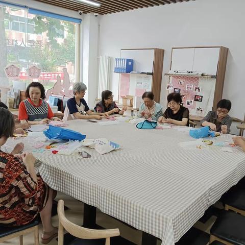 燕文社区日间照料中心开展“巧手生活”DIY活动