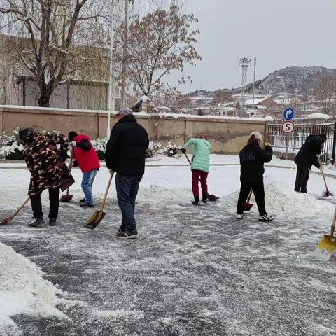 惠景新苑社区:扫雪志愿行  温情暖人心