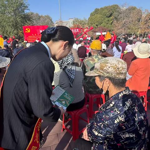 金融知识“零距离”！建行军垦支行员工走进商圈社区，筑牢群众“钱袋子”安全防线