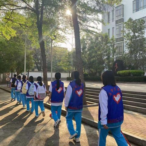 “让书籍更整洁，让阅读更舒适”乐东中学志愿者图书馆清扫活动