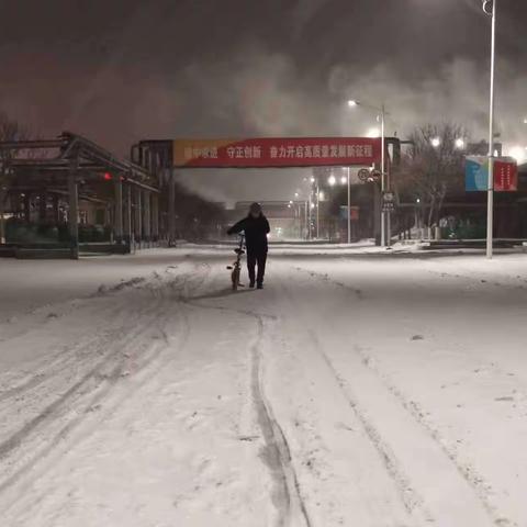 风雪中前行的检修人