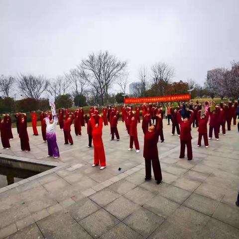 暖民心工程“市健身气功协会秀山湖服务中心服务于百姓”