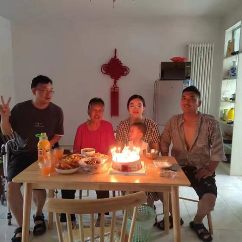 家和心聚，是困境中最暖的光