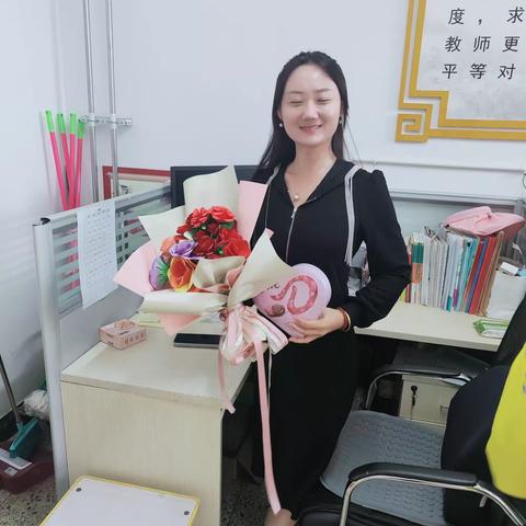 民族路小学万达校区五年级四班全体同学祝老师们节日快乐，老师您辛苦了！