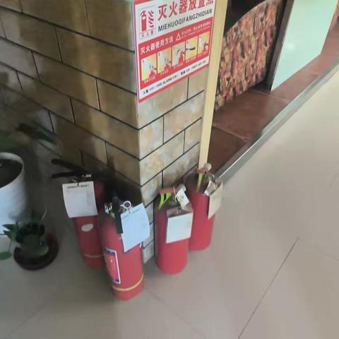 烈日下的消防安全检查