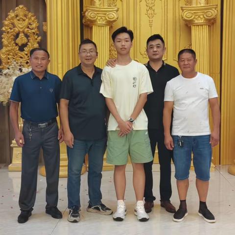 寒窗苦读少年志，金榜题名扬帆起