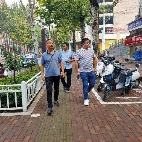 徒步巡查找“问题”助力“创城”促提升