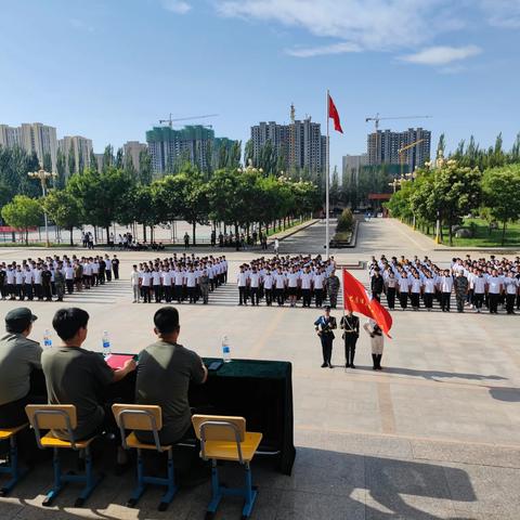 英姿飒爽，青春似火--巴彦淖尔职业技术学校新生军训正在火热进行