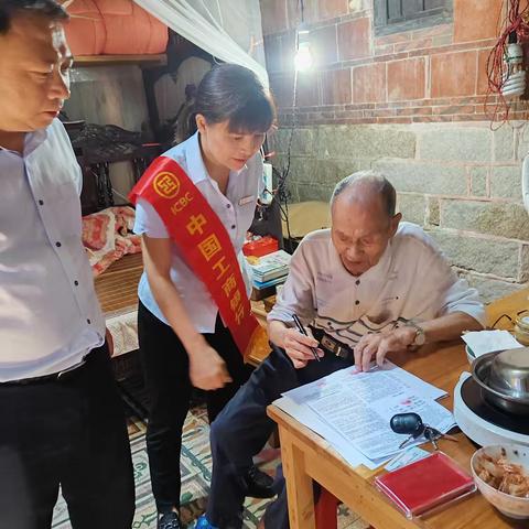 真情服务暖人心——江南支行上门办理医保卡