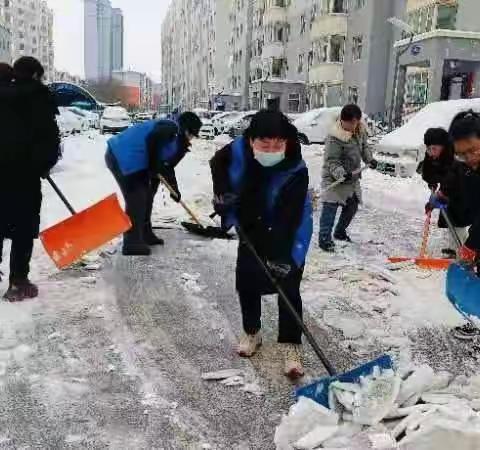 众人铲雪路平坦