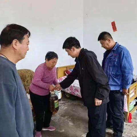 晋能控股驻庙岭村工作队： 中秋慰问送真情 传递关爱暖人心
