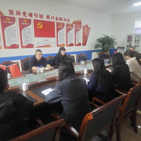 洮南支行青年理论学习小组开展“五个自觉”专题学习