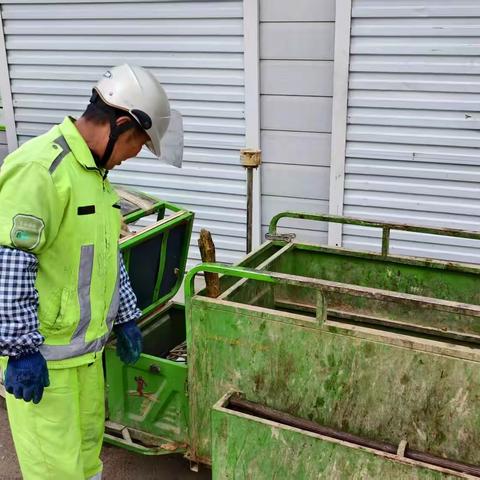 惜福镇街道严格检查生活垃圾清运车辆安全工作，保障垃圾清运工作规范运转