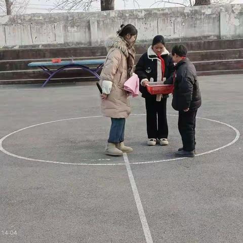 拔河比赛庆元旦，聚力凝心促团结——纸坊镇韩楼小学“迎新年，庆元旦”拔河比赛活动