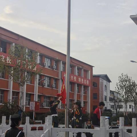 踔厉追梦想 昂扬向期中——洛宁县高级中学高二年级举行升国旗仪式暨期中动员大会