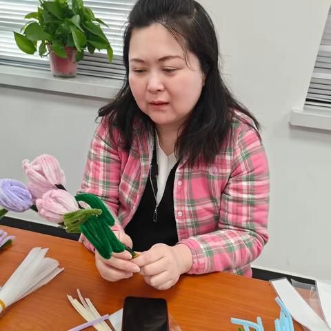 指尖非遗，心间花开 ——翠微路社区开展妇女节绒花制作活动