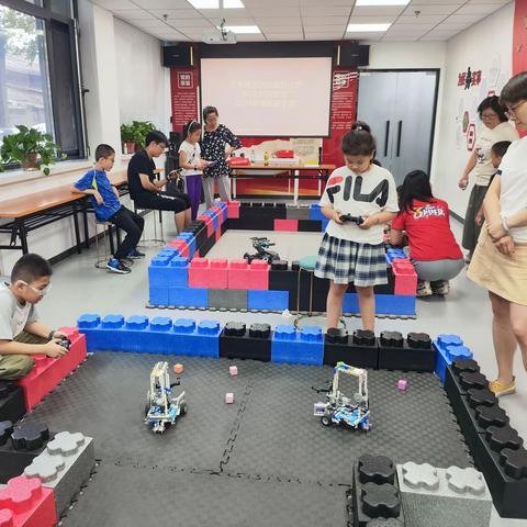 翠微路社区开展青少年“科技点亮梦想”机甲争霸赛