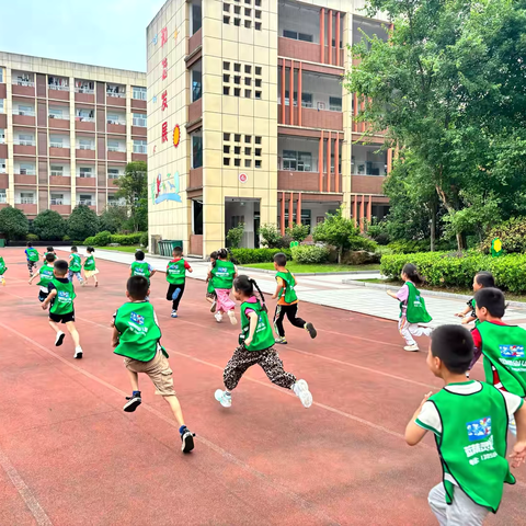 “走进小学，体验成长”蓝精灵幼儿园大班幼儿参观小学活动