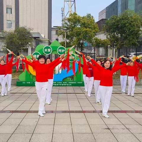 2026年3月7日，繁昌区老年大学柔力球一班，在繁昌柯冲广场开展庆祝“三八妇女”联欢活动，节目丰富多彩。