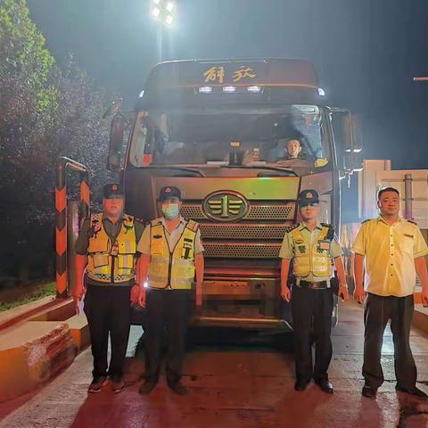 龙虎收费站坚持原则拦超限    严把入口治超关