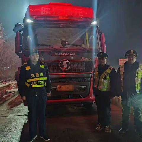 龙虎收费站严把入口超限关