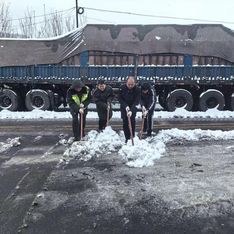 以雪为令、向雪而行、应对从容——龙虎收费站积极开展除雪保畅工作