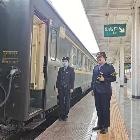 团聚在铁轨尽头：列车长与母亲的春运重逢