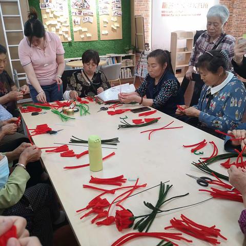 顺祥街社区日间照料中心-“快乐手工，健康生活”之扭扭棒(玫瑰花)