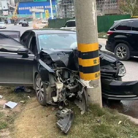 中国志愿医生张亮清教授义诊途中救助车祸伤员的事迹