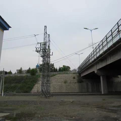 牡丹江绥芬河市委政法委联合多部门开展桥梁附挂线缆排查整治行动