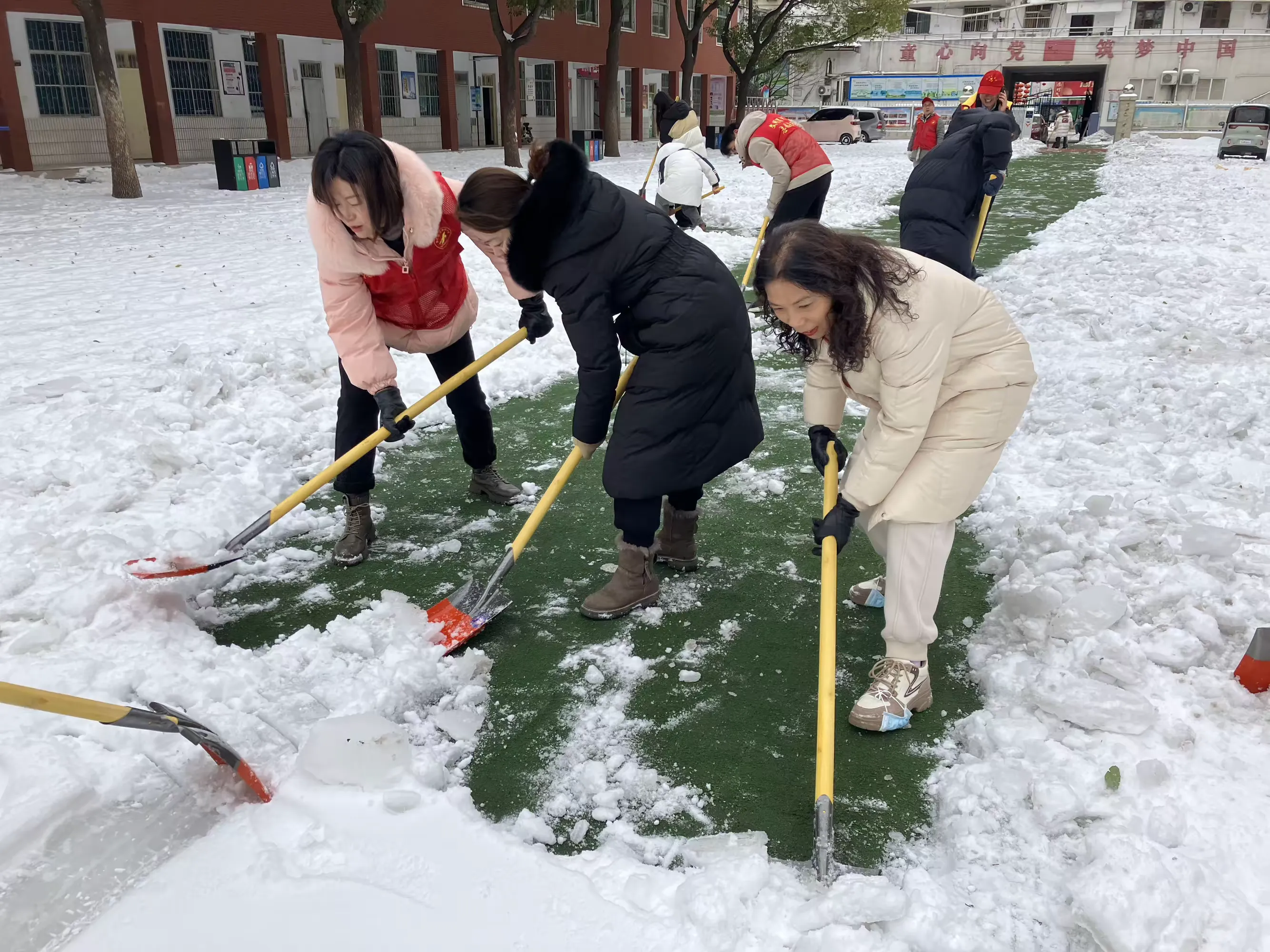 学校除雪照片图片