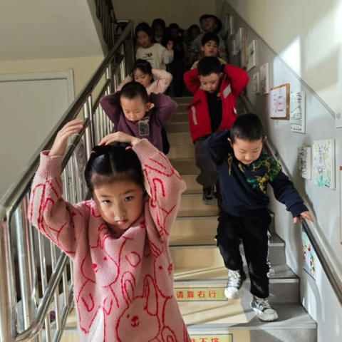 【安全】临“震”不乱 安全“童”行——银川市兴庆区第二十七幼儿园2025年秋期学期防震演练