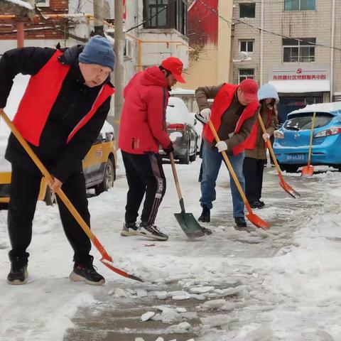 清理道路积雪  服务社区居民