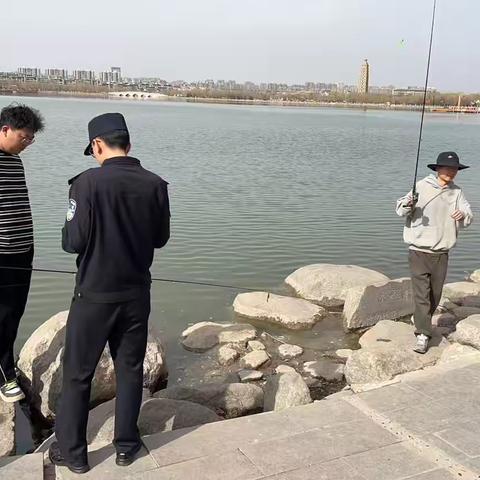 劝离垂钓人员 筑牢安全防线