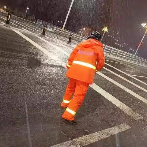 寿光环卫集团：连夜清扫积雪  确保安全出行