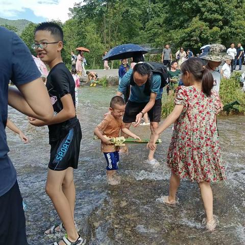 我是神木六小三年级八班王若安，我的暑假生活丰富多彩