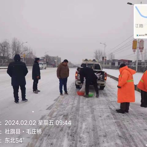 全力以赴迎战冰雪天气，及时清除道路积雪