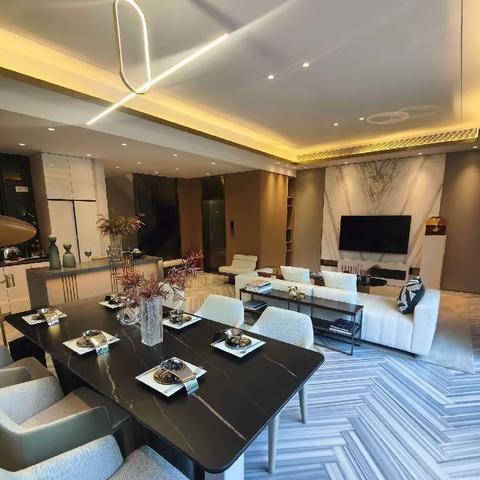 ⭐❤️兰台府上叠别墅，小区最好位置上叠，共三层私家电梯清水423户型，产权132平，159.8万。马上老证。(车位单算)V6096