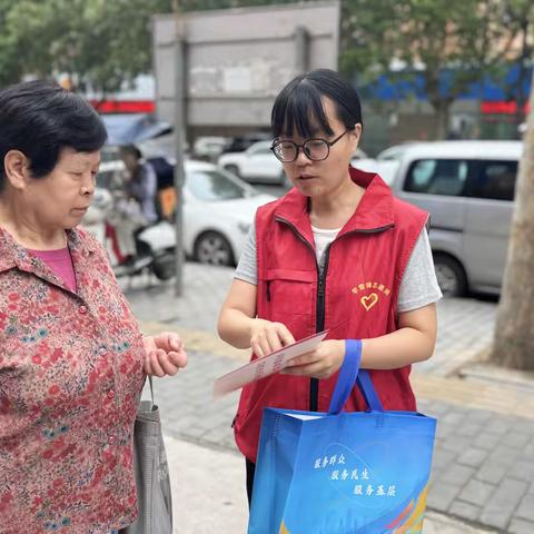 走进商圈宣政策 服务群众零距离